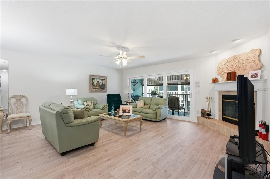 For Sale: $550,000 (3 beds, 3 baths, 2100 Square Feet)