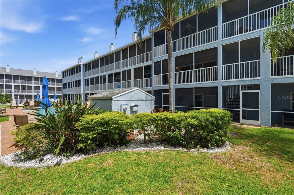 For Sale: $550,000 (3 beds, 3 baths, 2100 Square Feet)