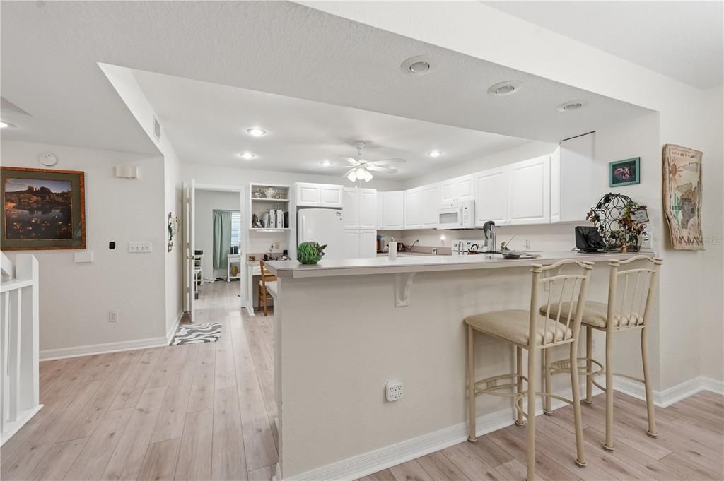 For Sale: $550,000 (3 beds, 3 baths, 2100 Square Feet)