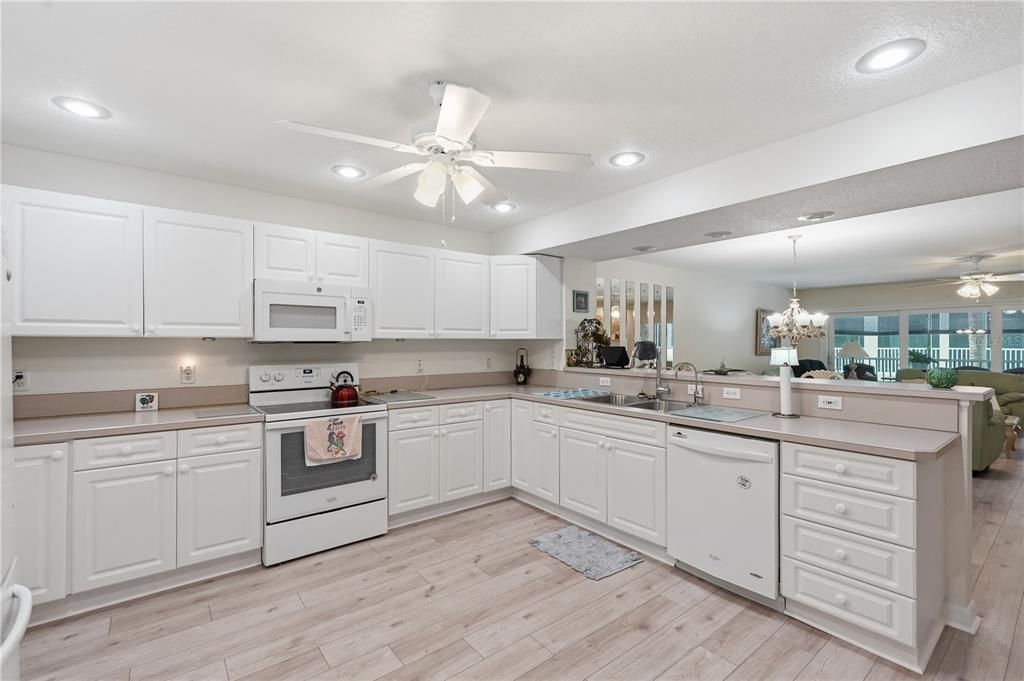 For Sale: $550,000 (3 beds, 3 baths, 2100 Square Feet)