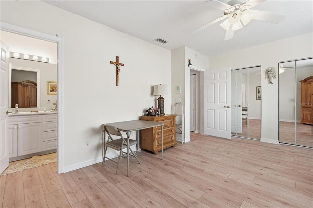 For Sale: $550,000 (3 beds, 3 baths, 2100 Square Feet)