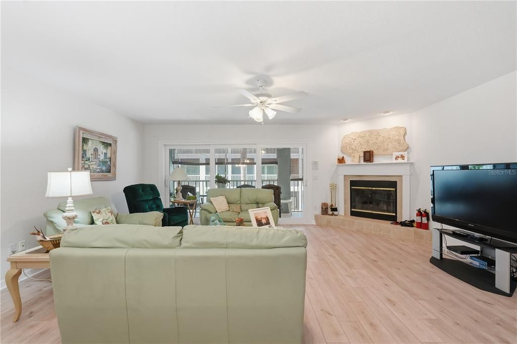 For Sale: $550,000 (3 beds, 3 baths, 2100 Square Feet)