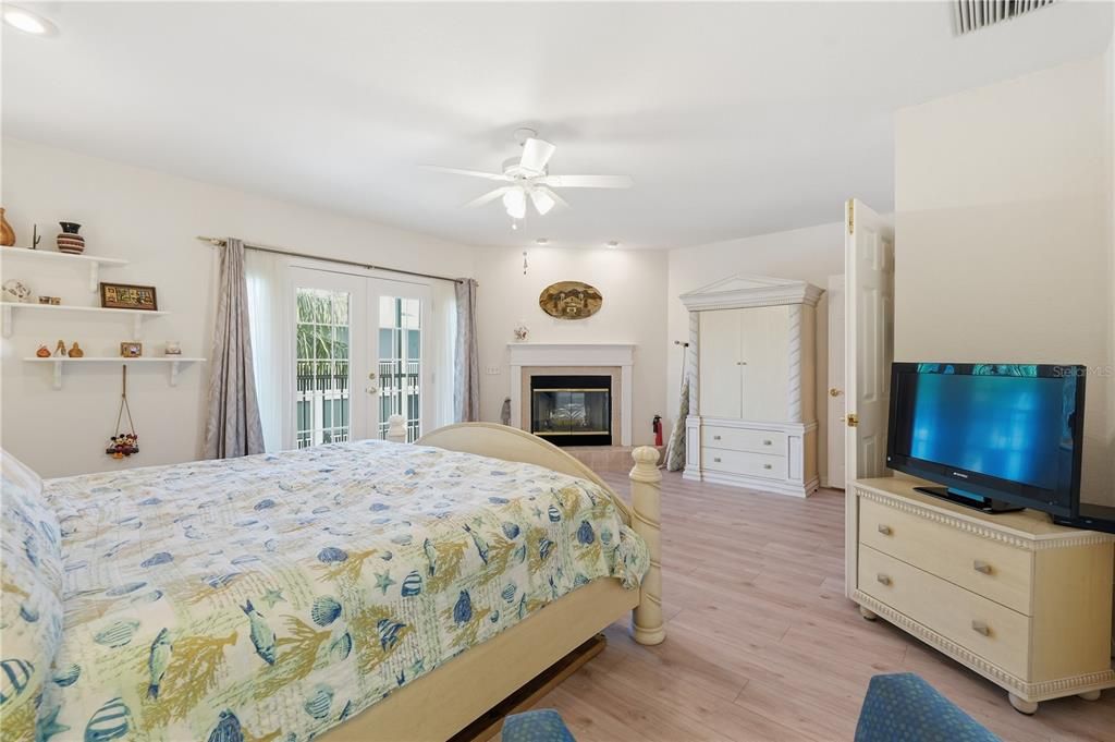 For Sale: $550,000 (3 beds, 3 baths, 2100 Square Feet)