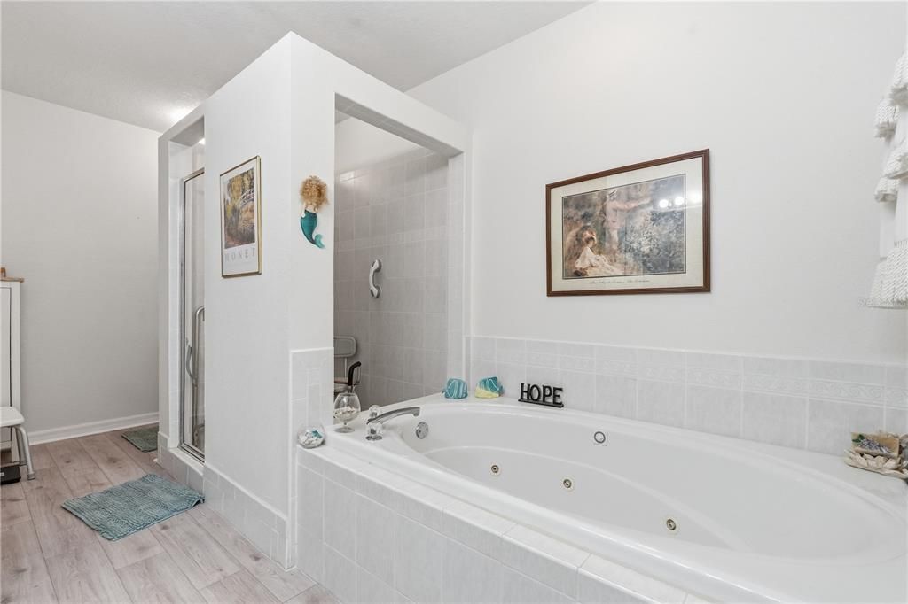 For Sale: $550,000 (3 beds, 3 baths, 2100 Square Feet)