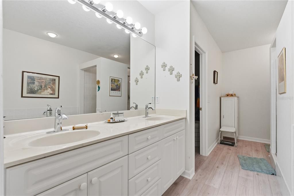 For Sale: $550,000 (3 beds, 3 baths, 2100 Square Feet)
