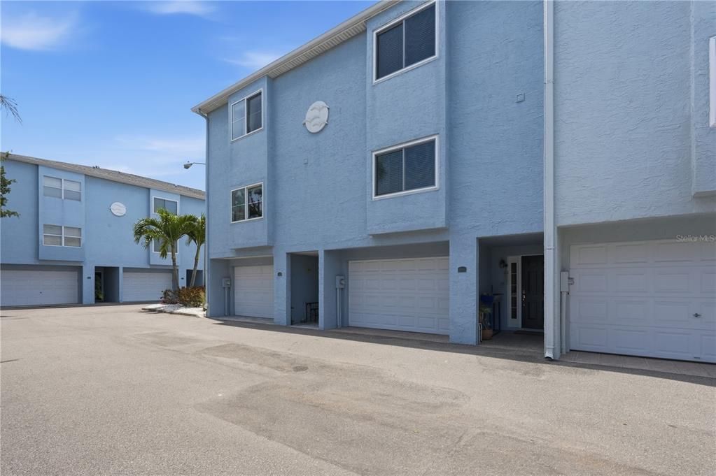 For Sale: $550,000 (3 beds, 3 baths, 2100 Square Feet)