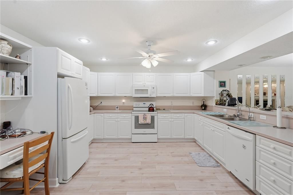 For Sale: $550,000 (3 beds, 3 baths, 2100 Square Feet)