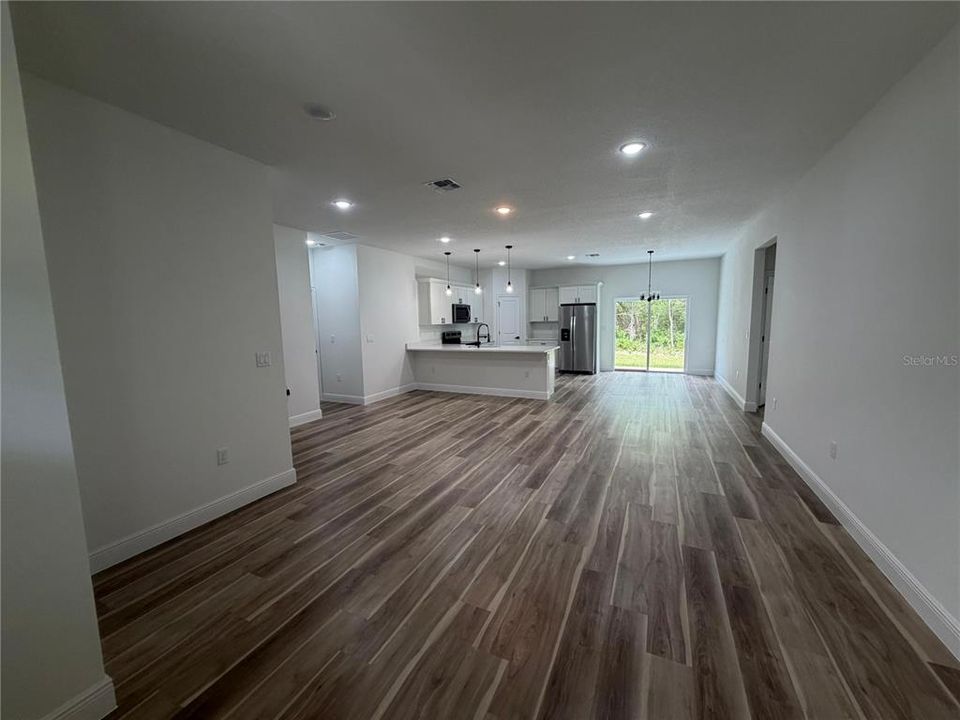 For Rent: $2,000 (4 beds, 2 baths, 1833 Square Feet)