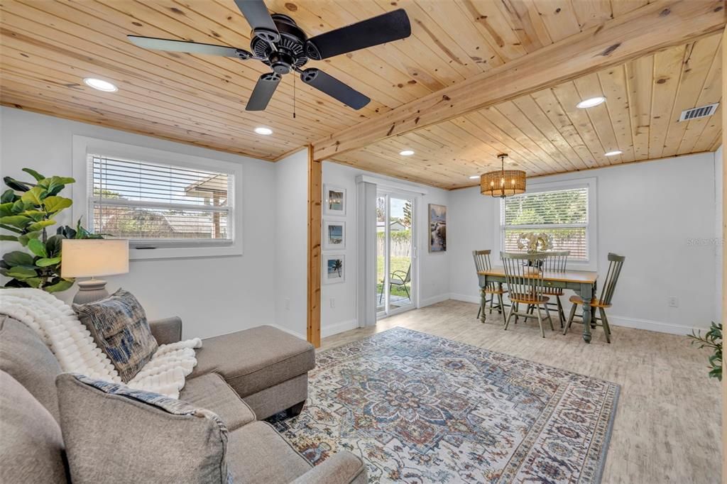 For Sale: $379,000 (2 beds, 2 baths, 1323 Square Feet)
