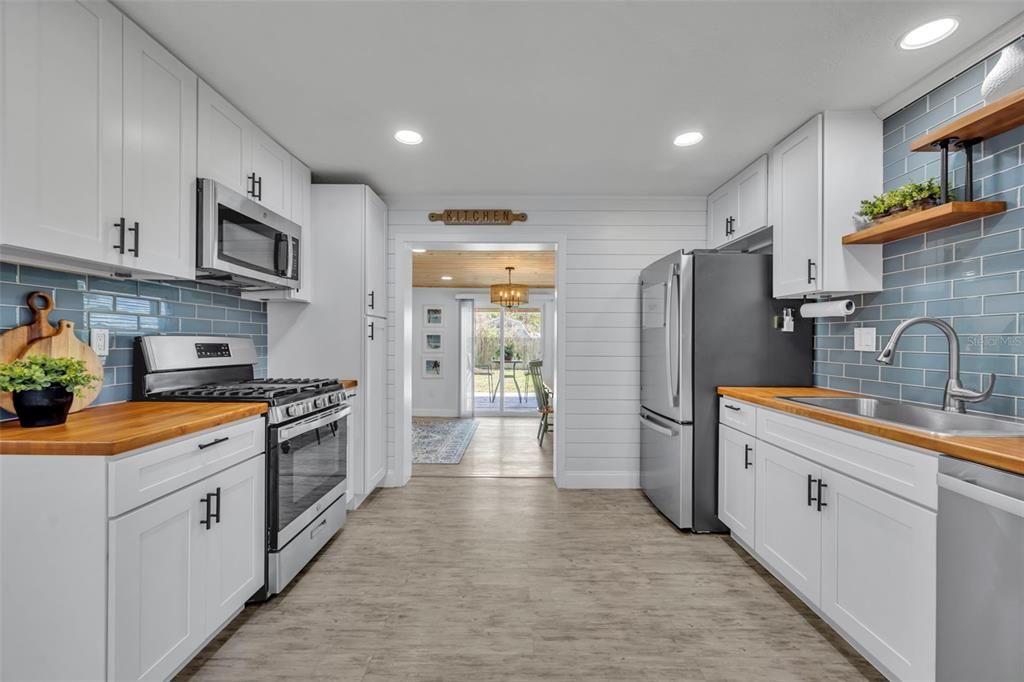 For Sale: $379,000 (2 beds, 2 baths, 1323 Square Feet)