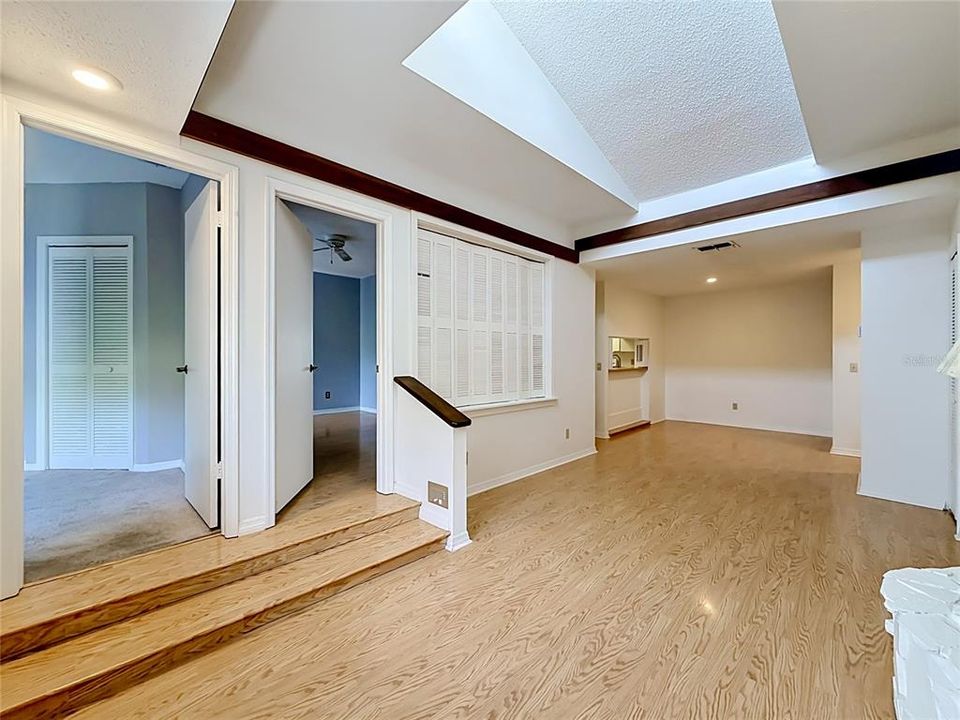 For Sale: $195,000 (2 beds, 1 baths, 828 Square Feet)