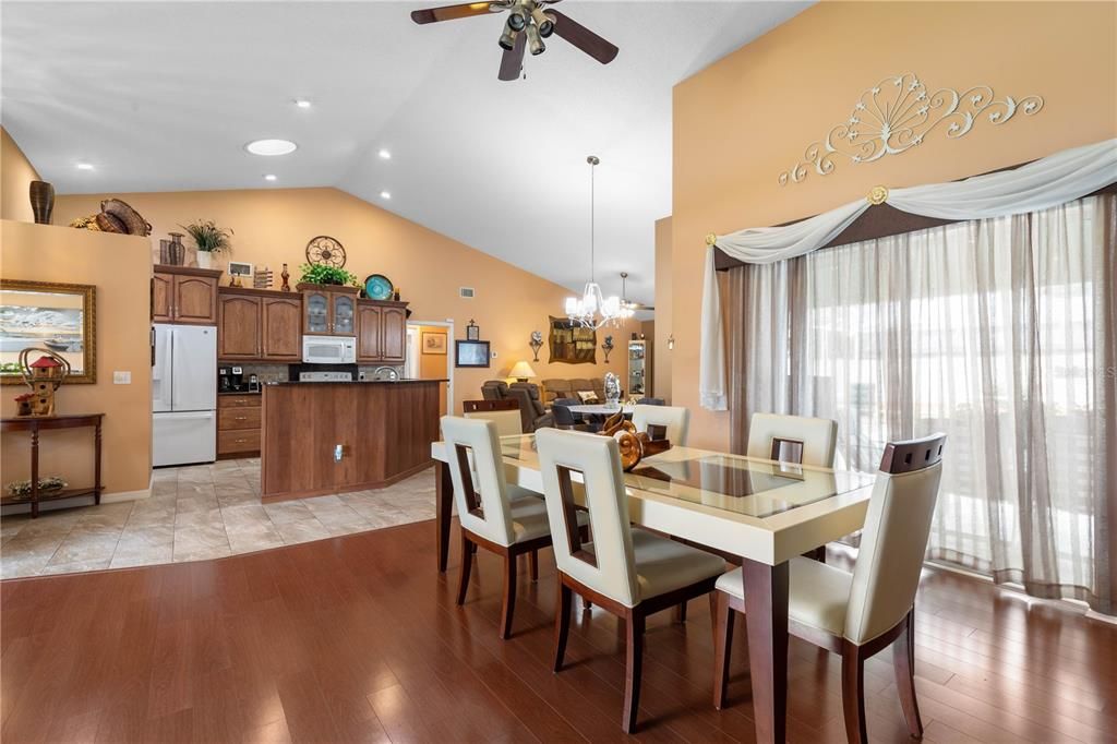 Activo con contrato: $374,900 (3 camas, 2 baños, 1930 Pies cuadrados)