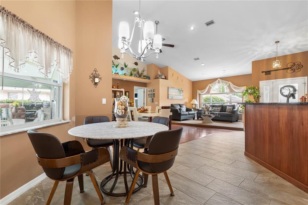 Activo con contrato: $374,900 (3 camas, 2 baños, 1930 Pies cuadrados)
