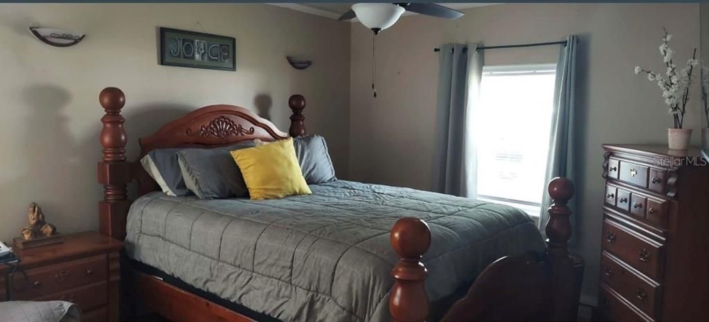 For Sale: $229,000 (3 beds, 2 baths, 1300 Square Feet)