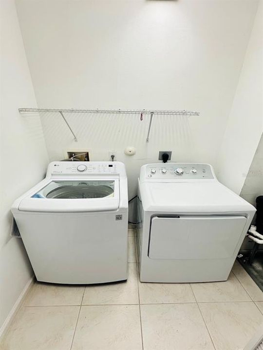 For Rent: $2,350 (3 beds, 3 baths, 1700 Square Feet)