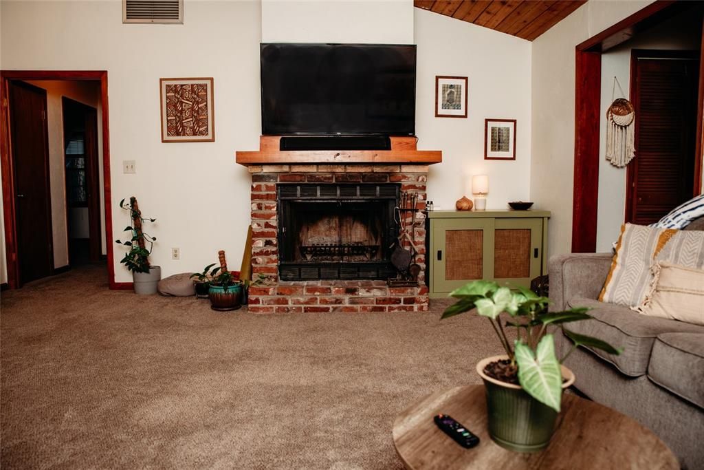 Active With Contract: $325,000 (3 beds, 2 baths, 1488 Square Feet)