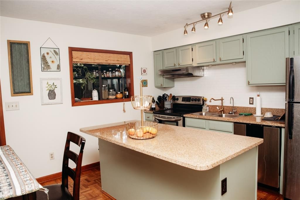Active With Contract: $325,000 (3 beds, 2 baths, 1488 Square Feet)