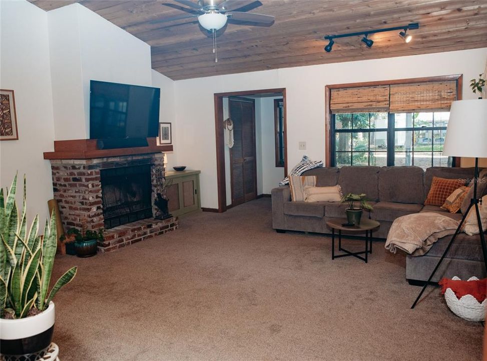 Active With Contract: $325,000 (3 beds, 2 baths, 1488 Square Feet)
