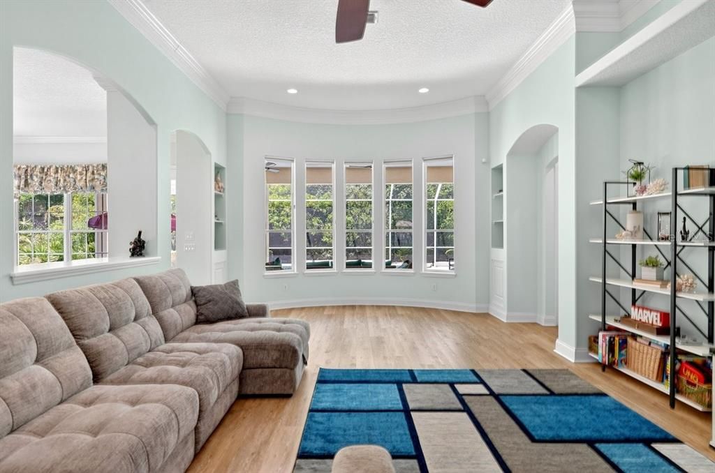 Activo con contrato: $599,000 (3 camas, 2 baños, 2329 Pies cuadrados)
