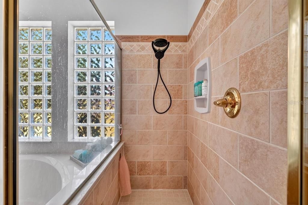 Activo con contrato: $599,000 (3 camas, 2 baños, 2329 Pies cuadrados)