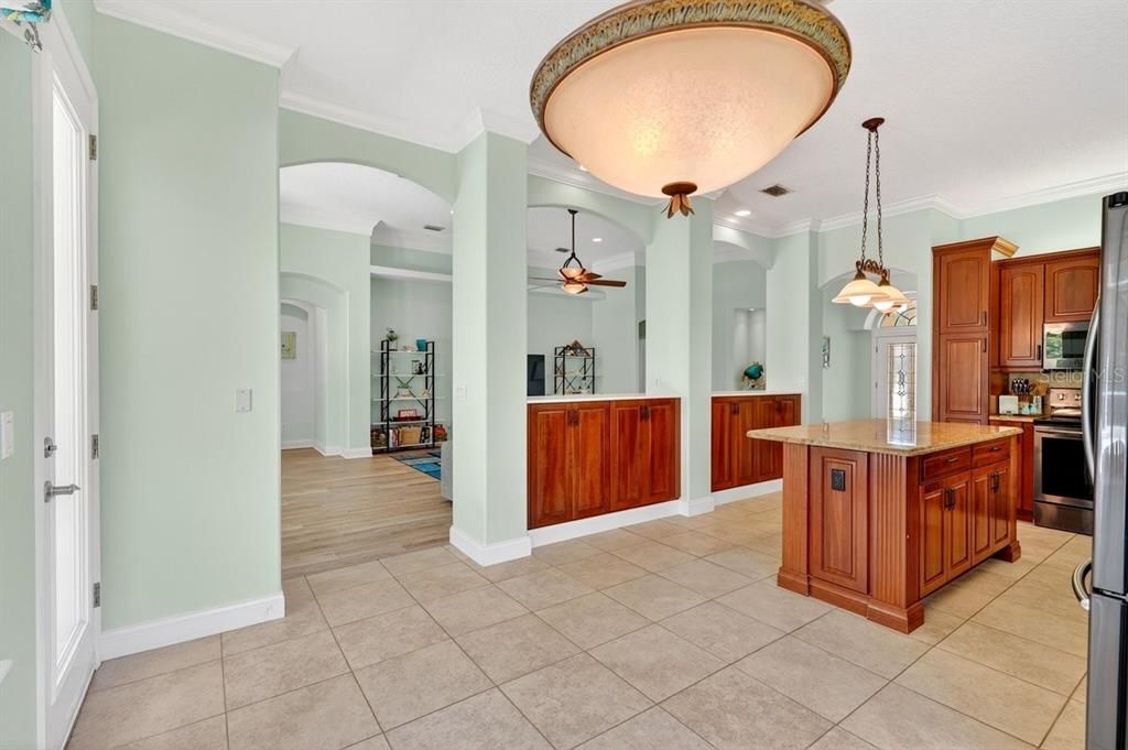 Activo con contrato: $599,000 (3 camas, 2 baños, 2329 Pies cuadrados)