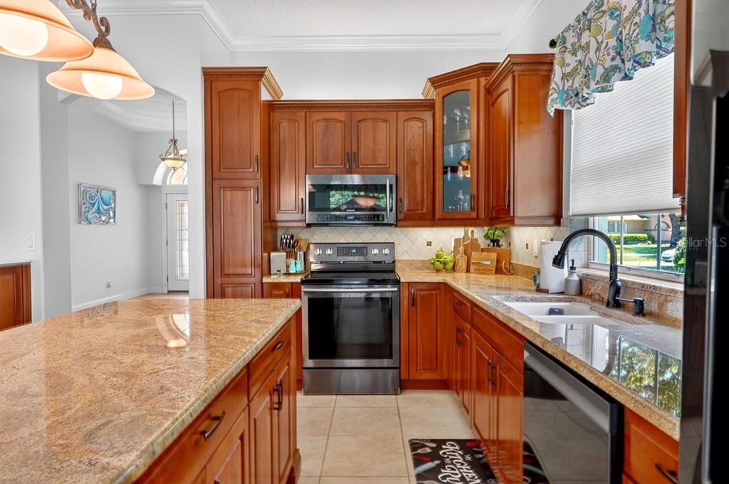Activo con contrato: $599,000 (3 camas, 2 baños, 2329 Pies cuadrados)
