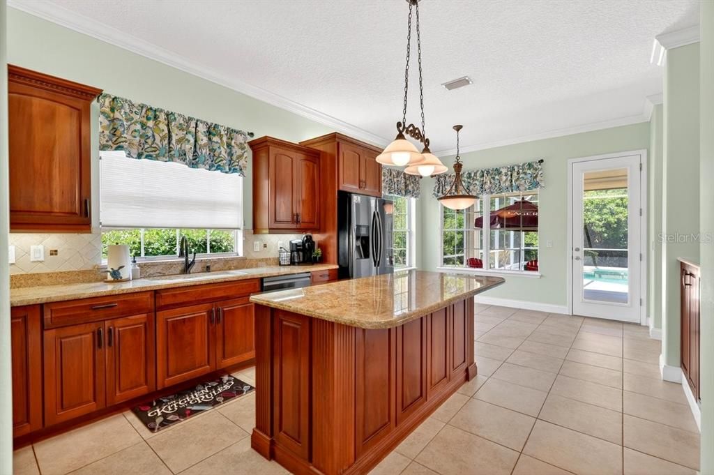 Activo con contrato: $599,000 (3 camas, 2 baños, 2329 Pies cuadrados)