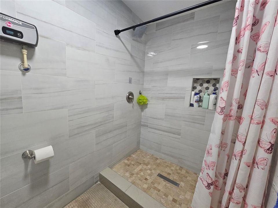 На продажу: $399,900 (5 спален, 3 ванн, 2129 Квадратных фут)