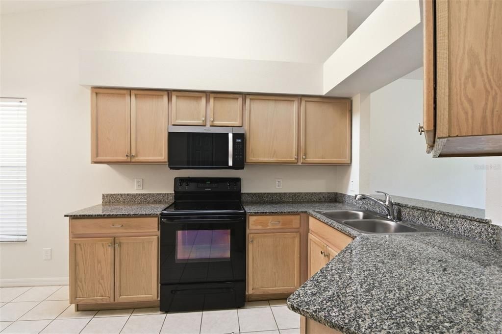 Activo con contrato: $284,900 (4 camas, 2 baños, 1507 Pies cuadrados)