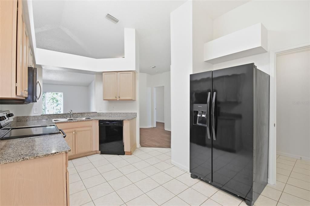 Activo con contrato: $284,900 (4 camas, 2 baños, 1507 Pies cuadrados)