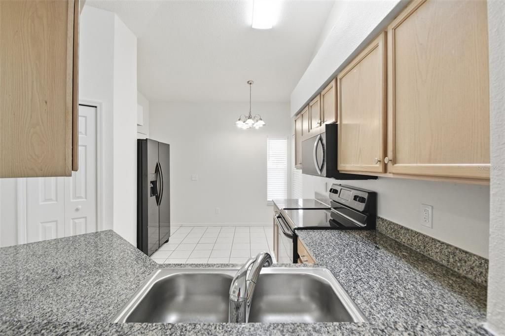 Activo con contrato: $284,900 (4 camas, 2 baños, 1507 Pies cuadrados)