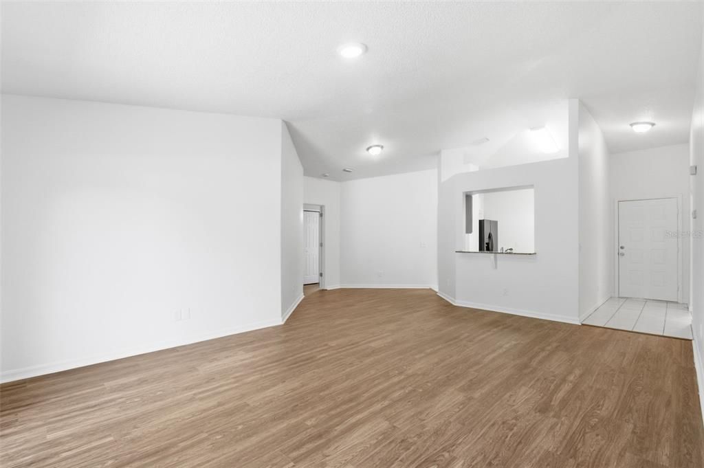 Activo con contrato: $284,900 (4 camas, 2 baños, 1507 Pies cuadrados)
