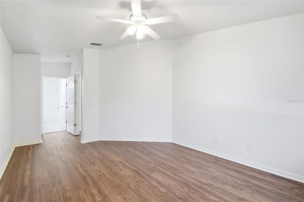 Activo con contrato: $284,900 (4 camas, 2 baños, 1507 Pies cuadrados)