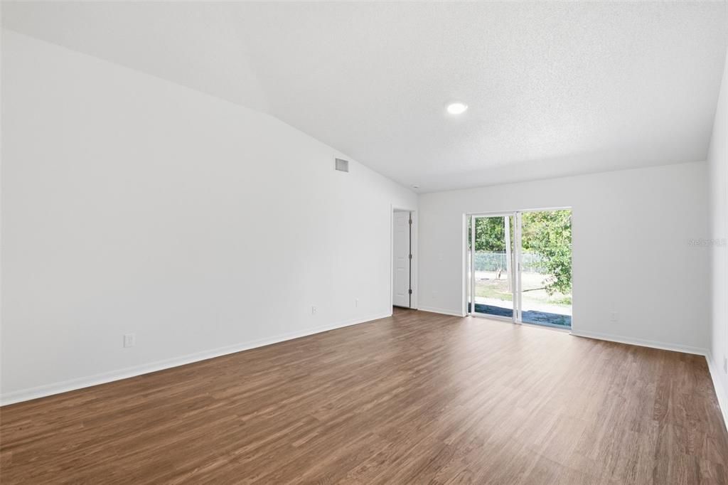 Activo con contrato: $284,900 (4 camas, 2 baños, 1507 Pies cuadrados)