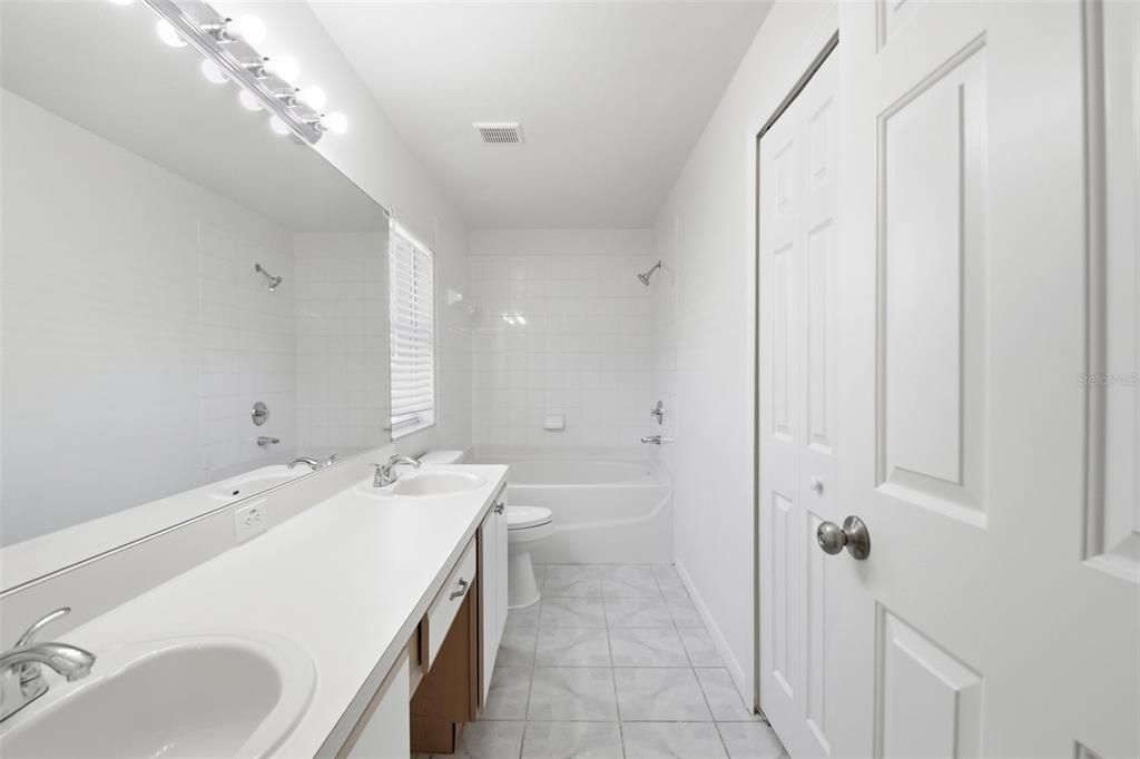 Activo con contrato: $284,900 (4 camas, 2 baños, 1507 Pies cuadrados)