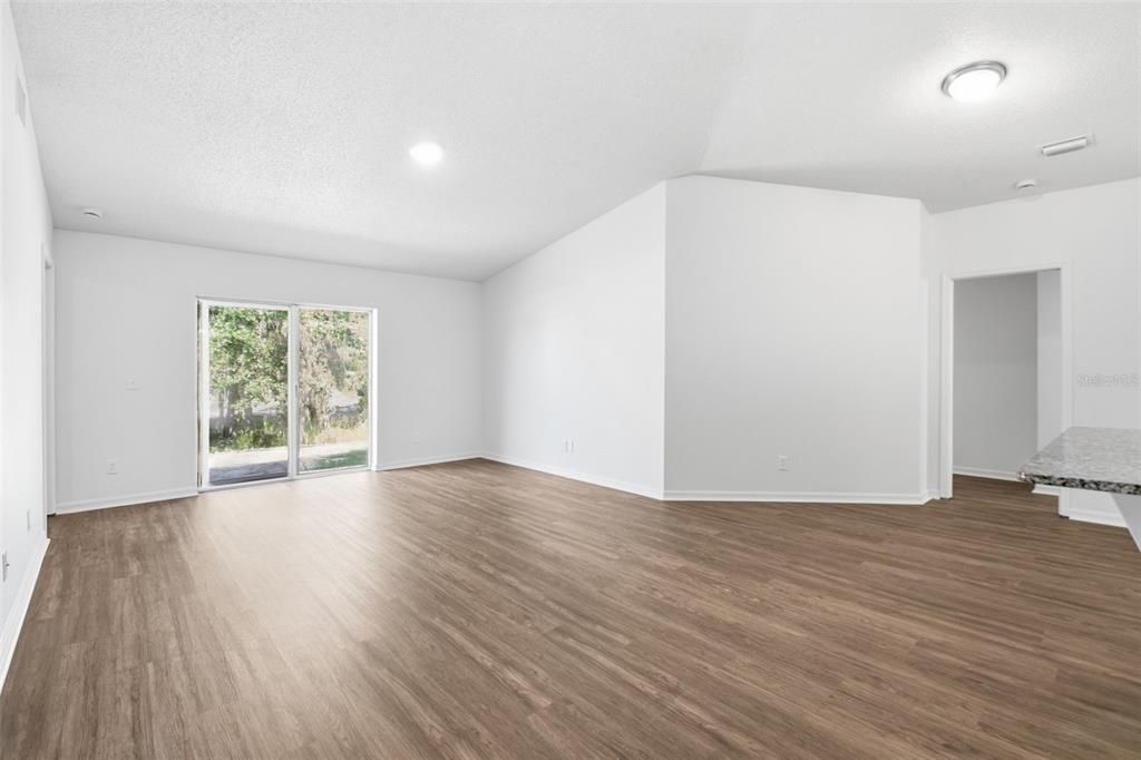 Activo con contrato: $284,900 (4 camas, 2 baños, 1507 Pies cuadrados)
