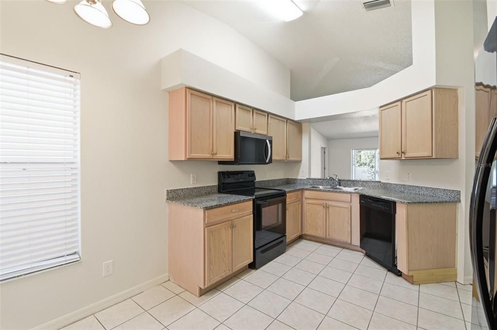 Activo con contrato: $284,900 (4 camas, 2 baños, 1507 Pies cuadrados)