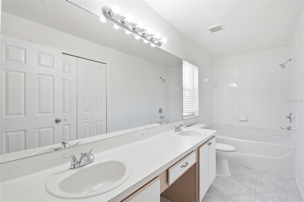 Activo con contrato: $284,900 (4 camas, 2 baños, 1507 Pies cuadrados)