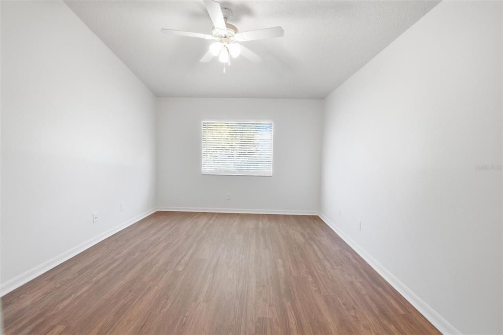 Activo con contrato: $284,900 (4 camas, 2 baños, 1507 Pies cuadrados)