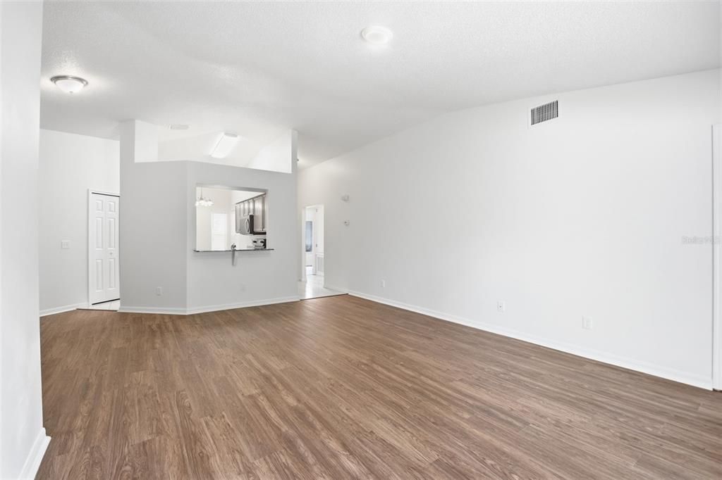 Activo con contrato: $284,900 (4 camas, 2 baños, 1507 Pies cuadrados)