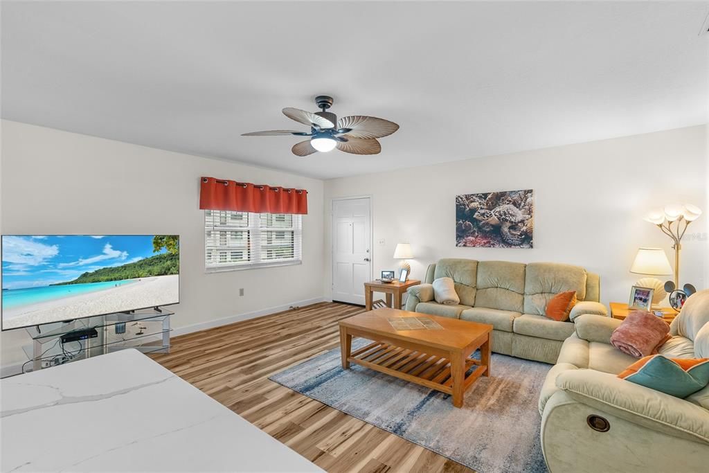 На продажу: $195,000 (2 спален, 2 ванн, 960 Квадратных фут)