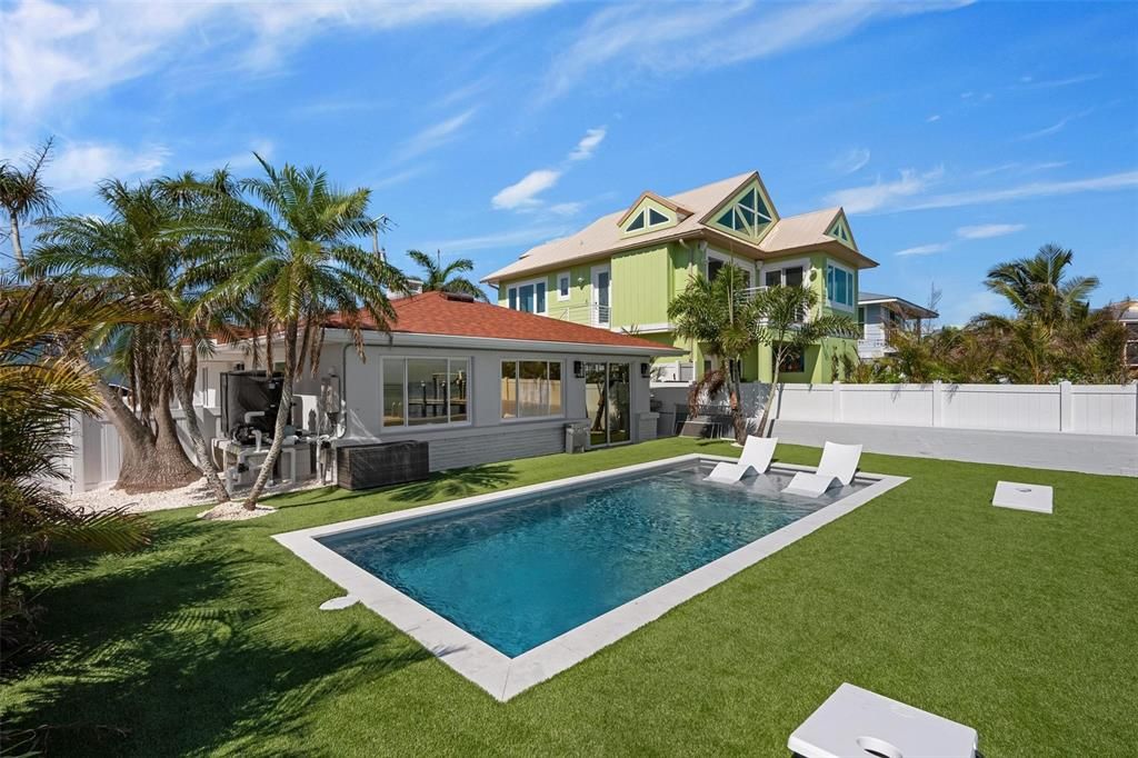 For Sale: $2,130,000 (3 beds, 2 baths, 1365 Square Feet)