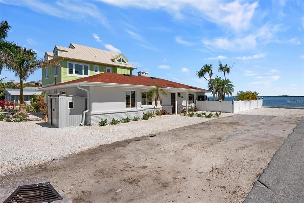 For Sale: $2,130,000 (3 beds, 2 baths, 1365 Square Feet)