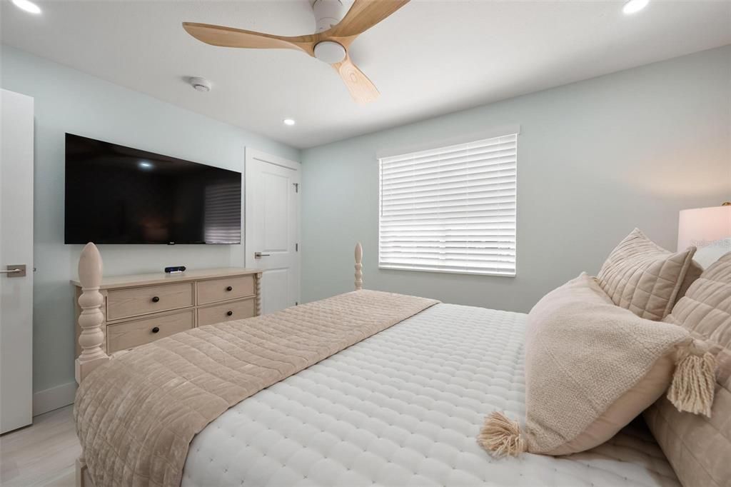 For Sale: $2,130,000 (3 beds, 2 baths, 1365 Square Feet)