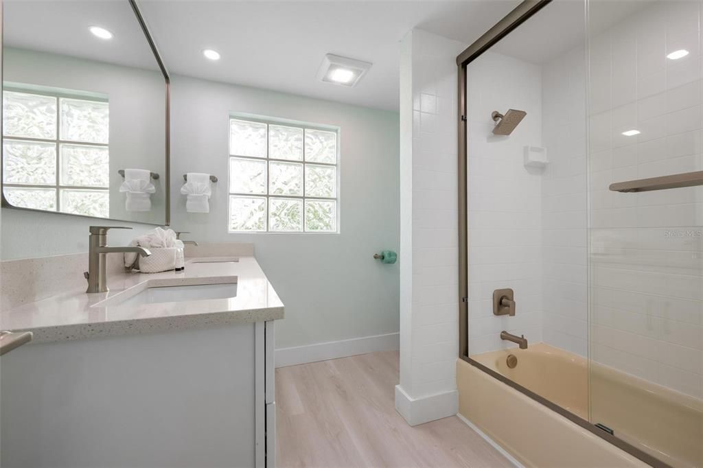 For Sale: $2,130,000 (3 beds, 2 baths, 1365 Square Feet)