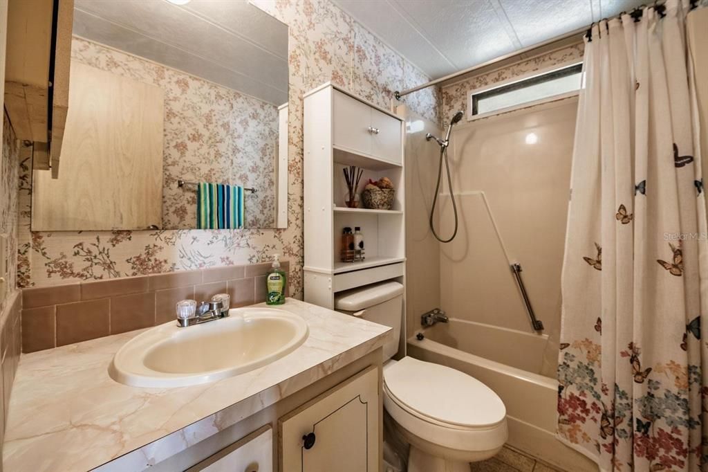 For Sale: $115,000 (2 beds, 2 baths, 888 Square Feet)