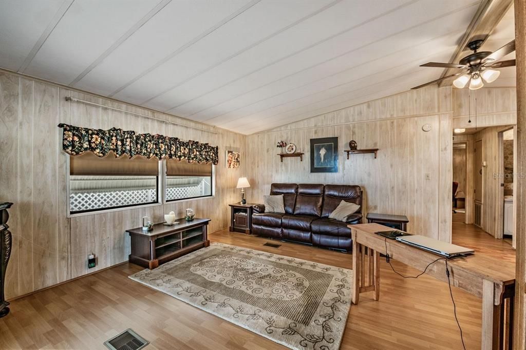 For Sale: $115,000 (2 beds, 2 baths, 888 Square Feet)
