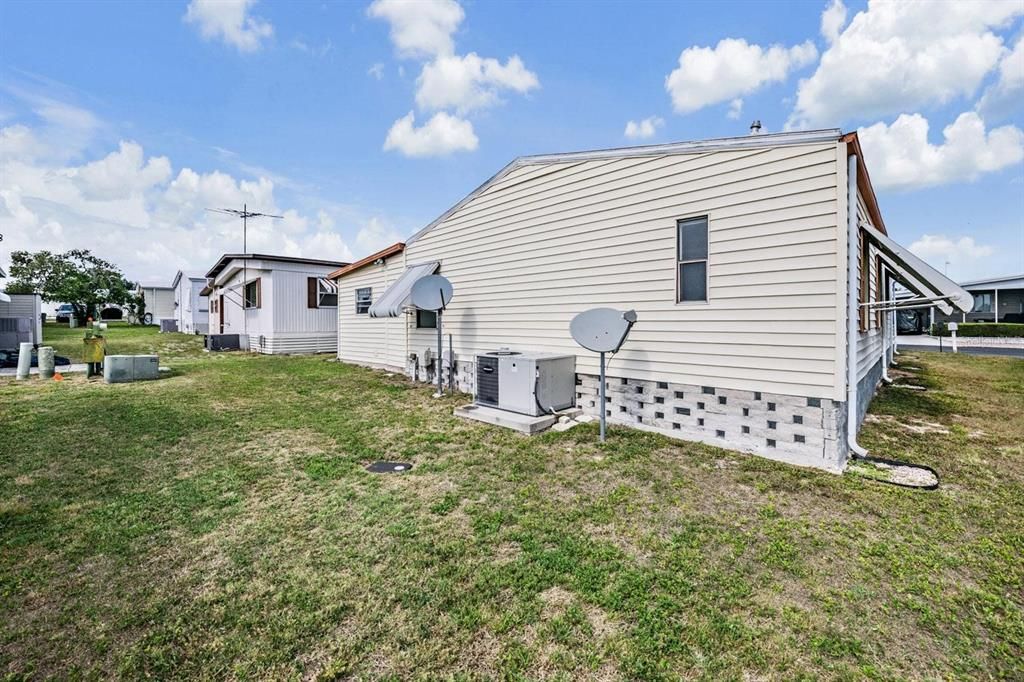 For Sale: $115,000 (2 beds, 2 baths, 888 Square Feet)