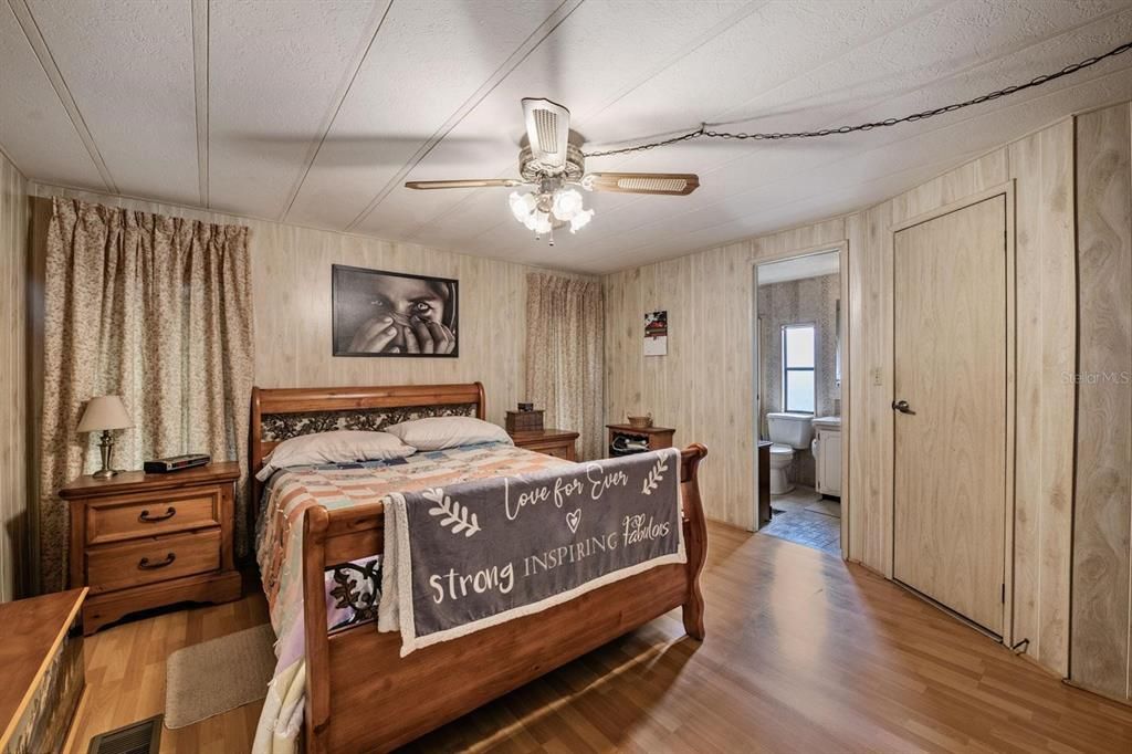 For Sale: $115,000 (2 beds, 2 baths, 888 Square Feet)