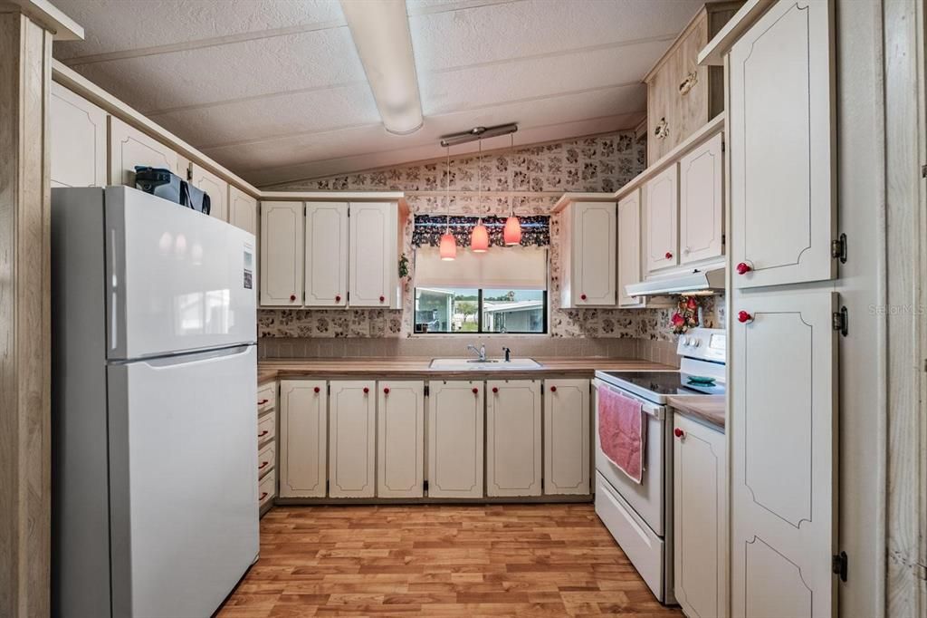 For Sale: $115,000 (2 beds, 2 baths, 888 Square Feet)